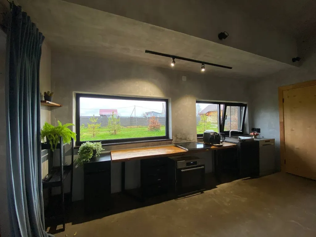 Дом у реки с видом на лес