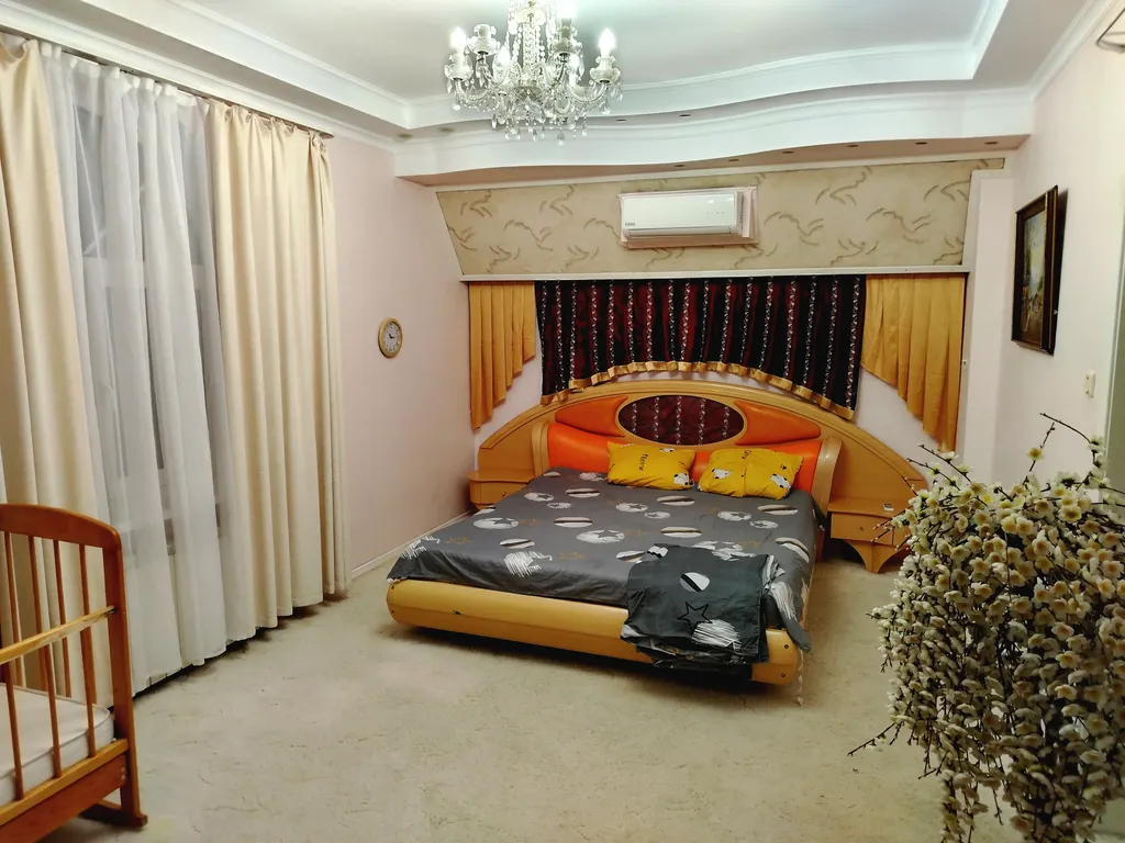 Дом для праздников возле парка Галицкого с сауной и бассейном