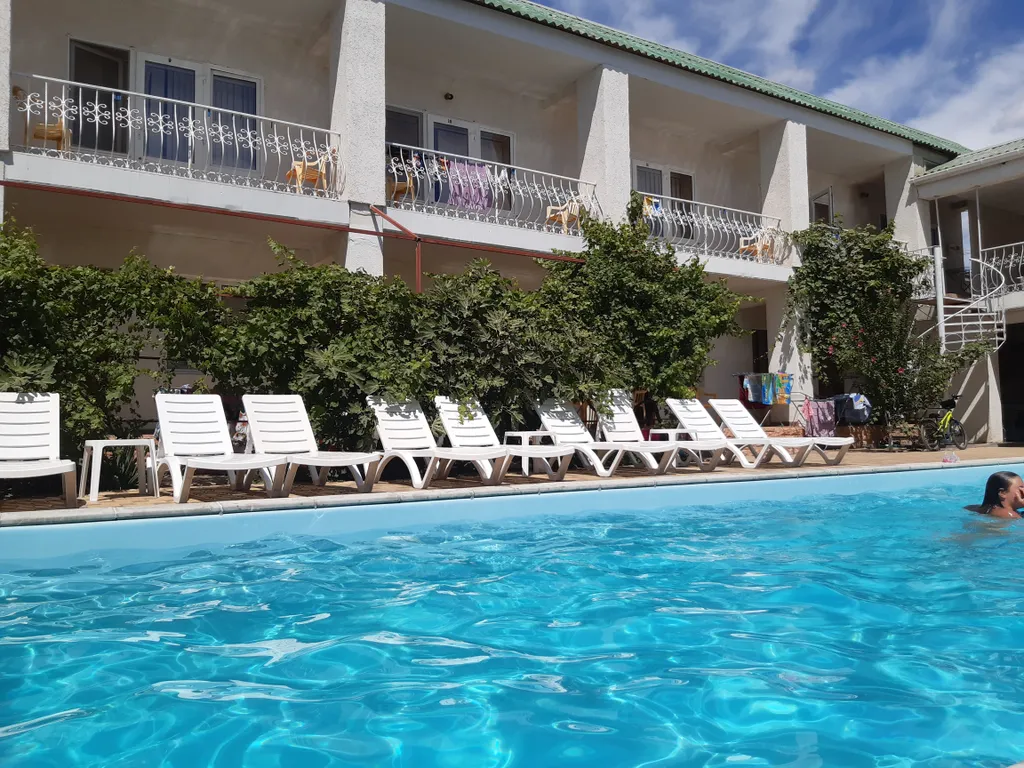 Четырёх местный номер с видом на бассейн и горы