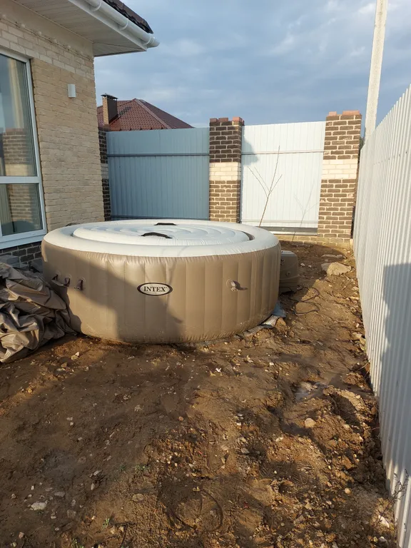 Домик в деревне в окружении леса