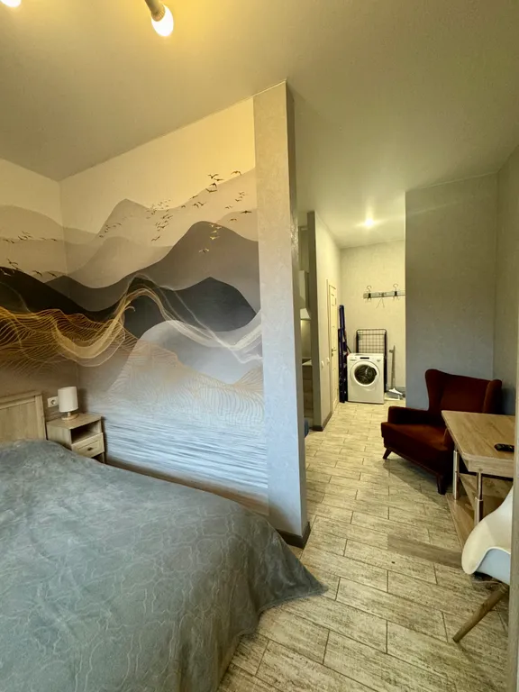 Студия с выделенной спальней и балконом в центре