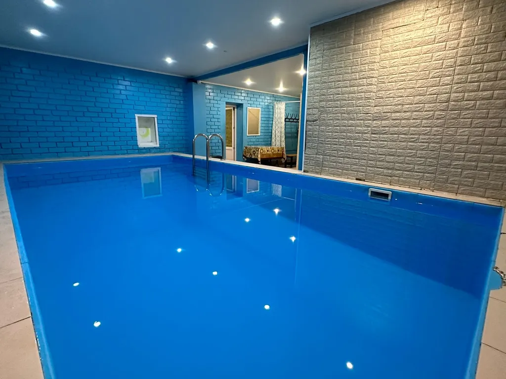 Отары с бассейном, рядом озеро