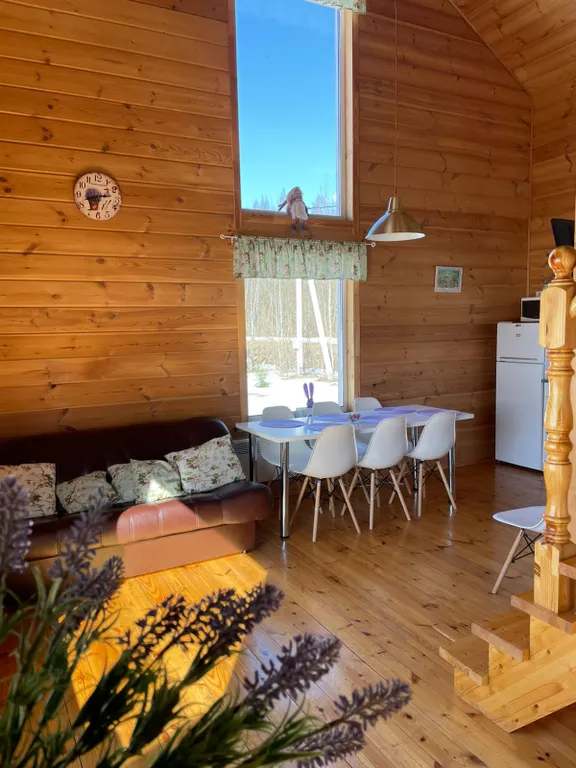 Уютный дом на берегу реки у водопада