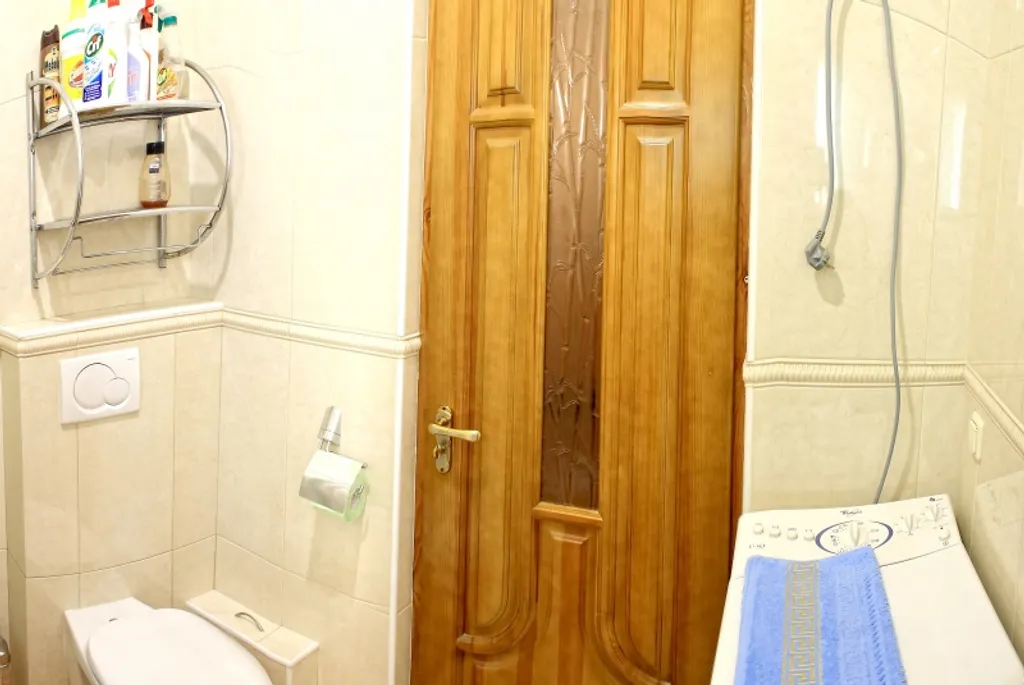 Крупногабаритная двушка с отдельным входом в центре, парковка