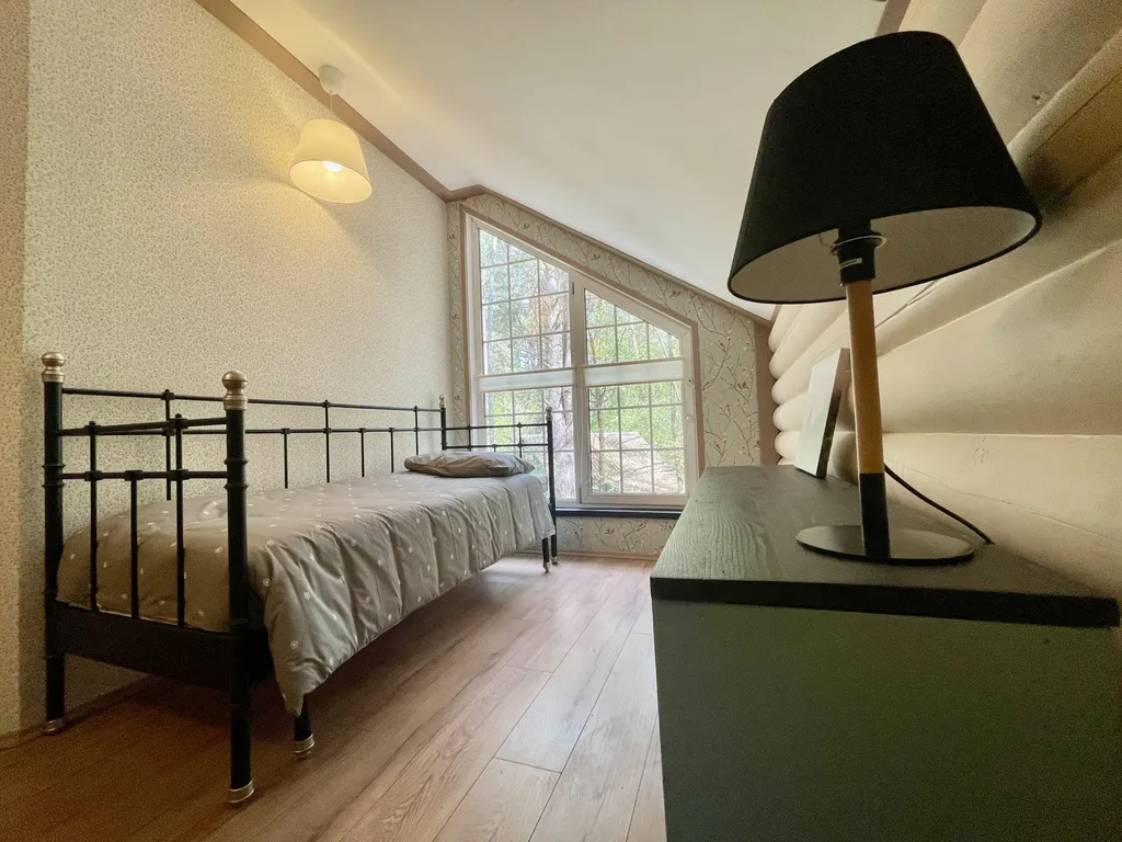 Уютный бревенчатый дом в сосновом бору