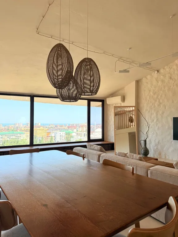 Просторная студия в стиле минимализма с панорамным видом на Махачкалу