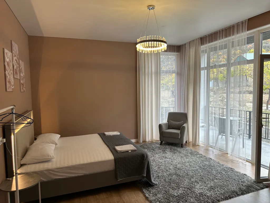 Второй этаж панорамного дома среди вершин