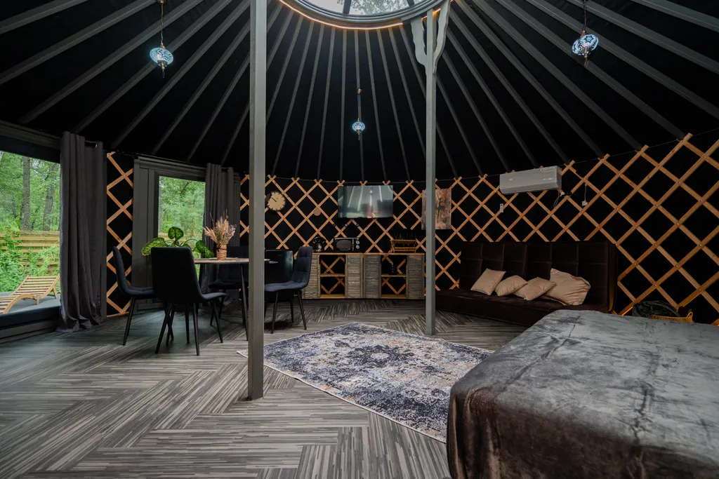 Юрта в лесу