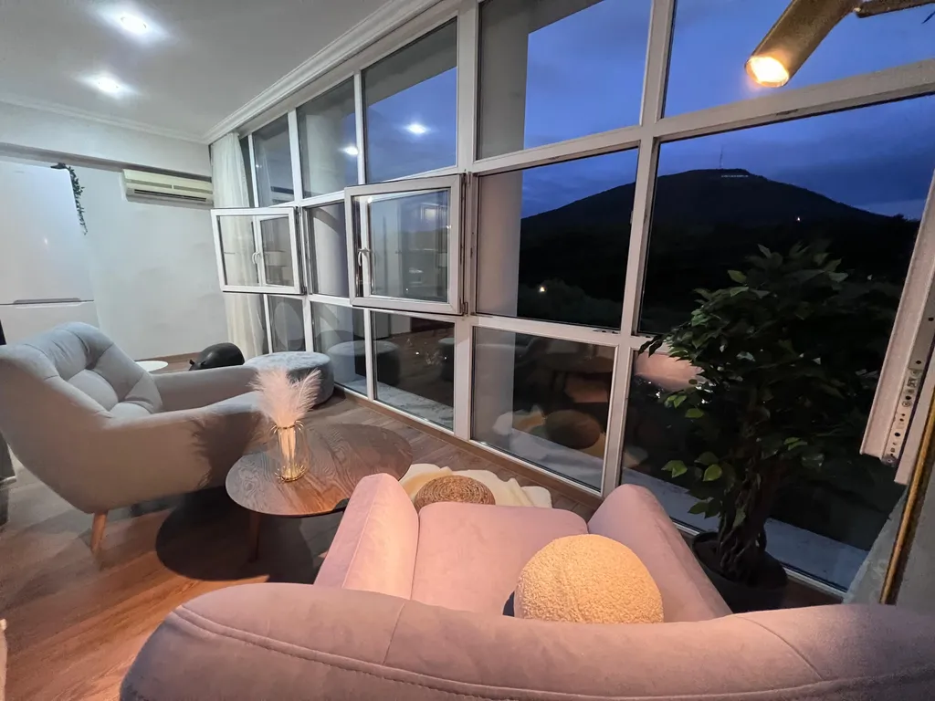 Стильная двухкомнатная квартира с видом на Машук