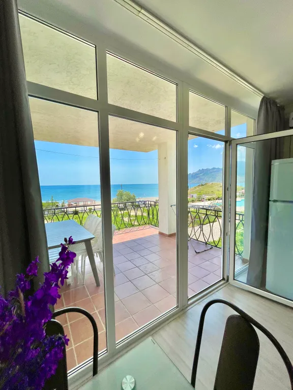 Двухуровневые апартаменты с видом на море и пляж