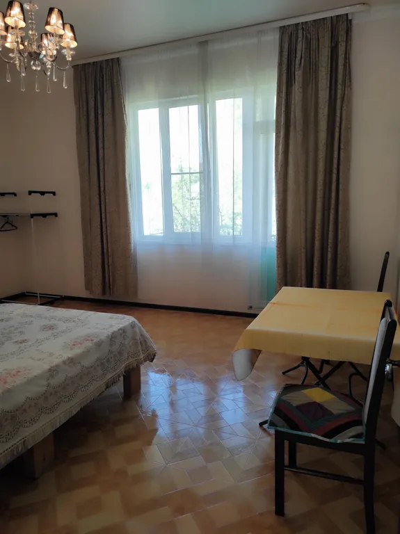 Уютная комната в большом частном доме с выходом на балкон