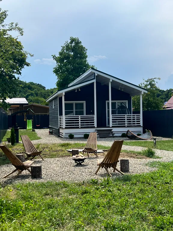 Новый дом с собственной территорией и видом на горы