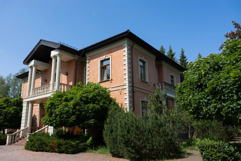 Особняк с большим бассейном в живописном лесном поселке