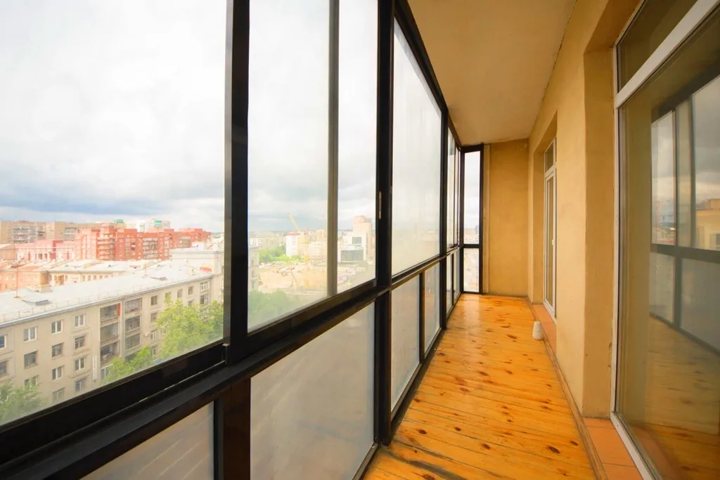 Просторная квартира с лоджией на площади Революции