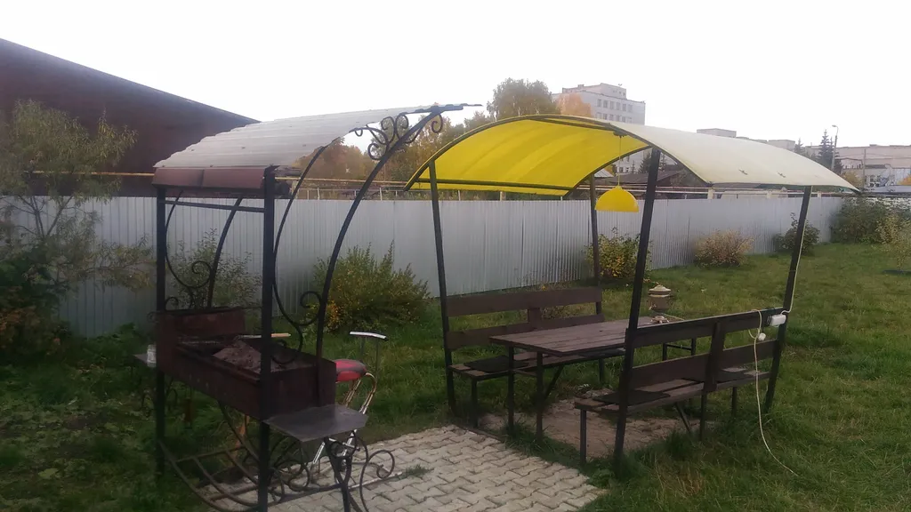 Дом, баня, чан на берегу реки Белой