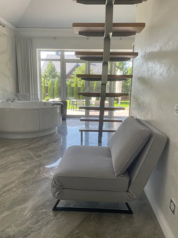 Уютный современный и стильный дом инфракрасной сауной и джакузи