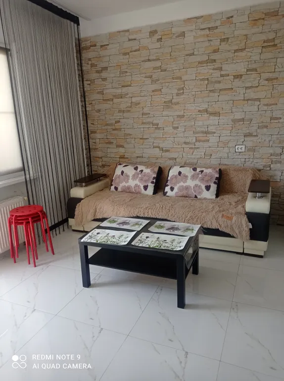 Вид на горный кавказский хребет на берегу реки Кубань