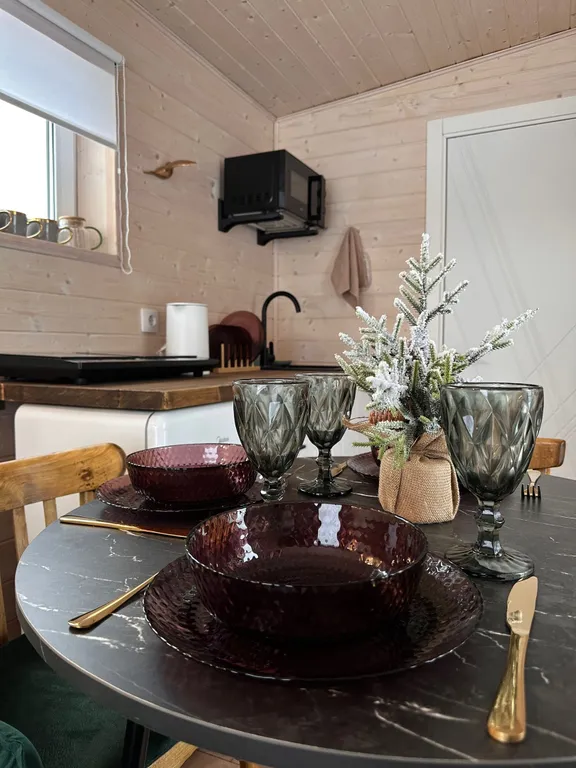 Стильный Красный дом у реки