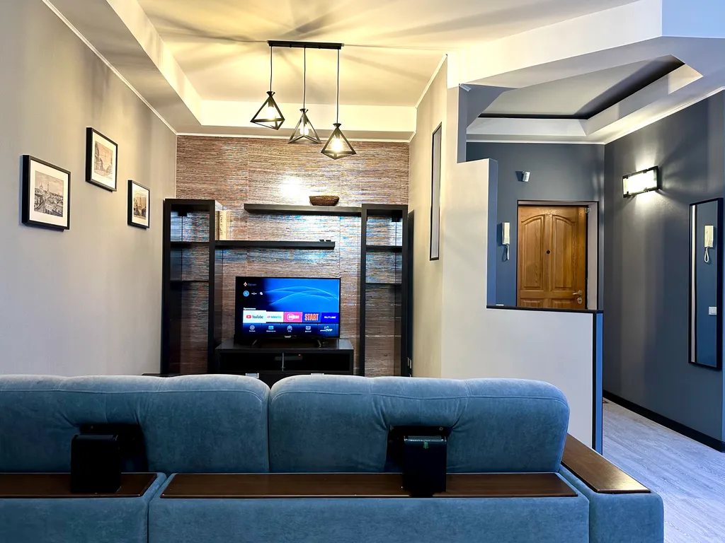 Двухкомнатная студия. Идеальная локация. Парковка во дворе.