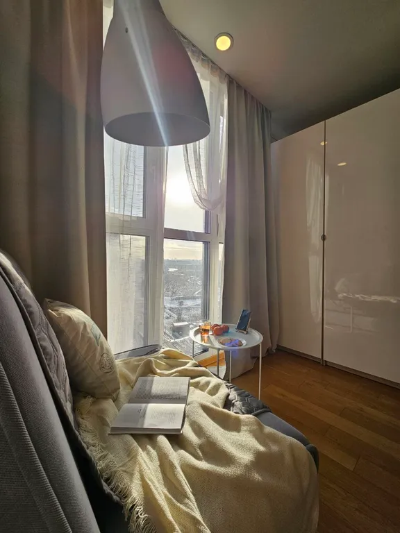 Стильная студия с панорамным окном на Борисовке White Lodging