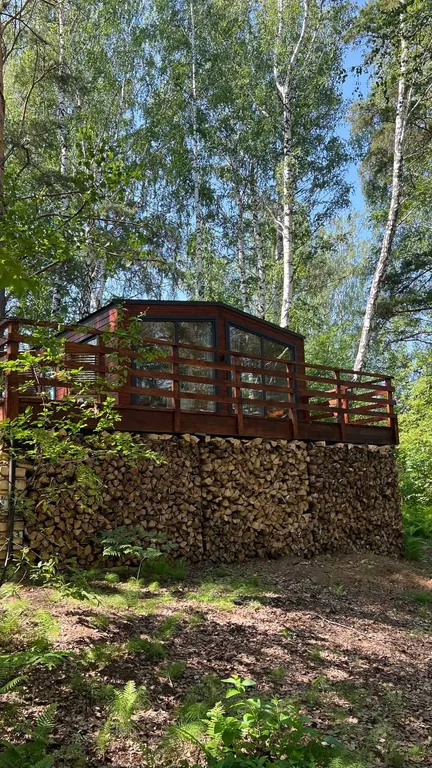 Уютный домик на берегу реки