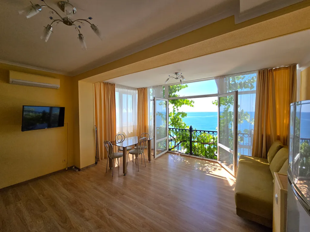 Апартаменты в эллинг Селена с французским балконом