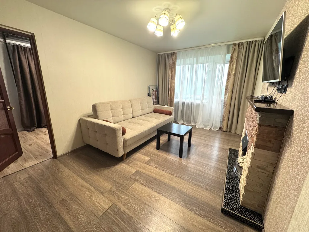 Двухкомнатная квартира люкс класса с камином в центре