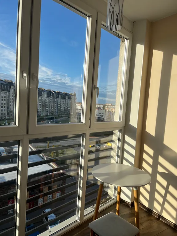 Квартира с видом на дом с часами