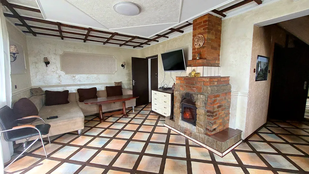 Дом с шикарной беседкой на озере