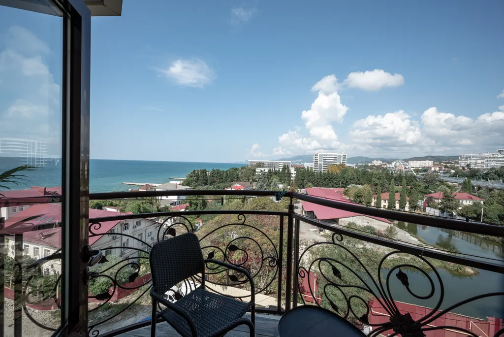 Четырехкомнатная у моря с дорогим ремонтом и видом на море