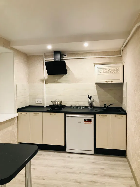 Уюдгая двухкомнатная квартира в центре на набережной