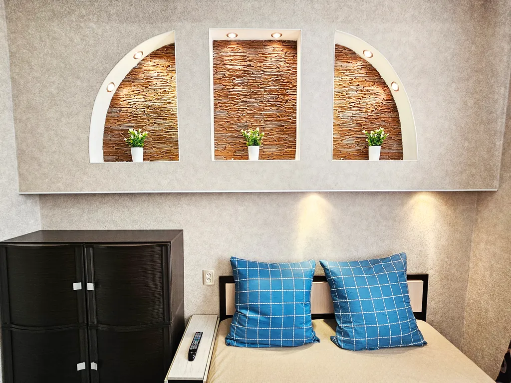 Третий дом возле главного жд вокзала и автовокзала