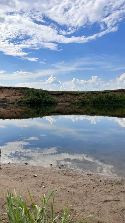 Уютный Белый дом у реки