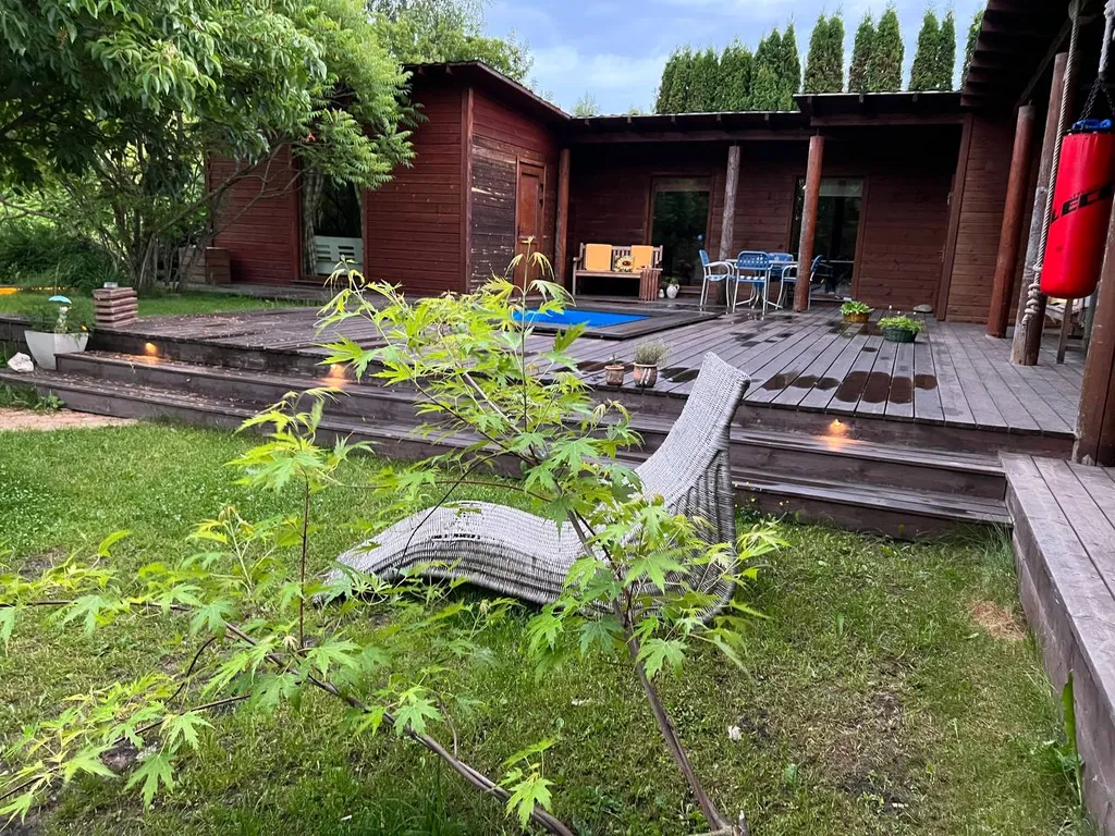 Коттедж Уютный деревянный дом с ландшафтным садом у озера — Шеметово