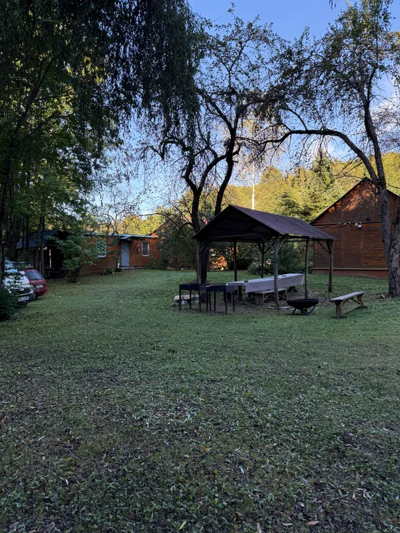 Уютная жилая комната на двоих в деревянном таунхаусе