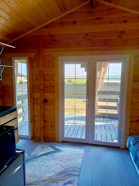 Новый деревянный домик у моря