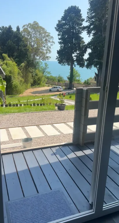 Дом с панорамными окнами с видом на море