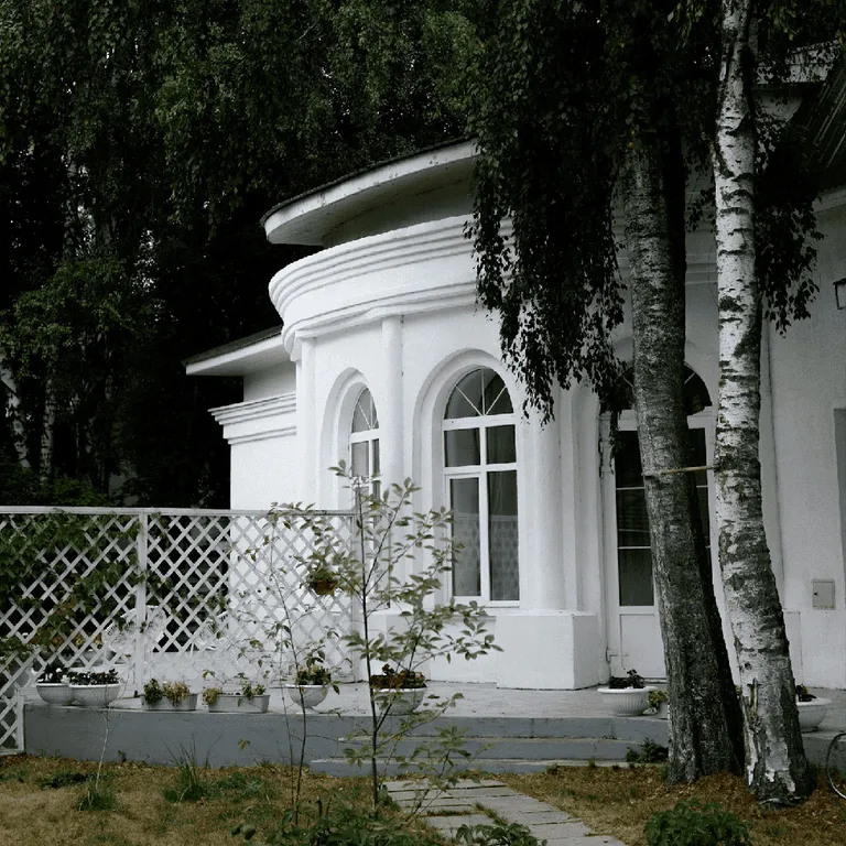 Белоснежная веранда и усадьба