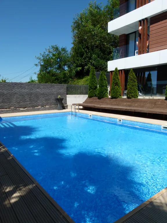 Стильная студия с бассейном