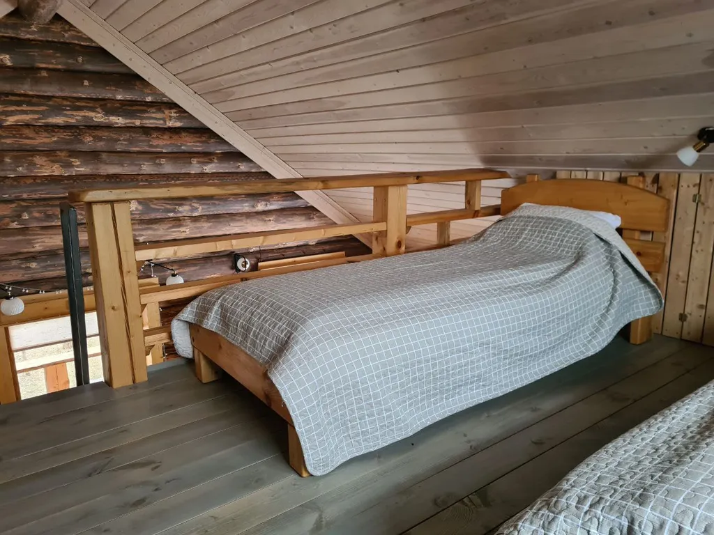 Уютный дом на лесном участке у озера, рядом с городом