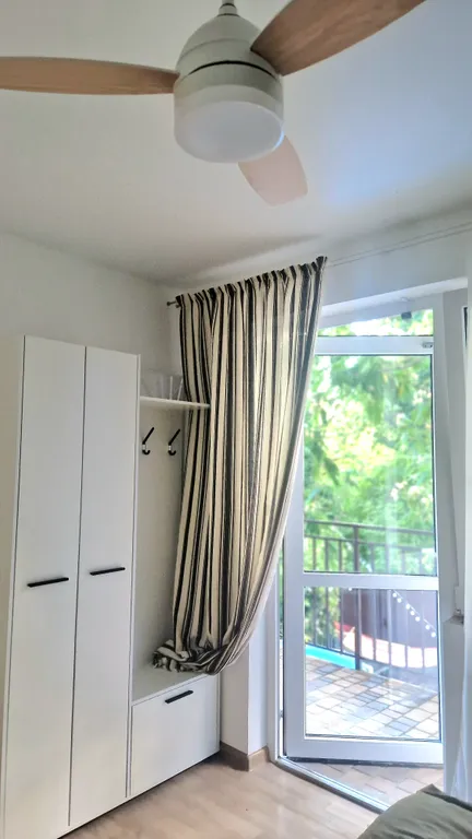 Комната в доме в лесу у моря