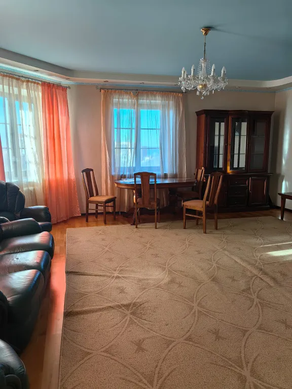 Двухуровневая четырёхкомнатная квартира с сауной