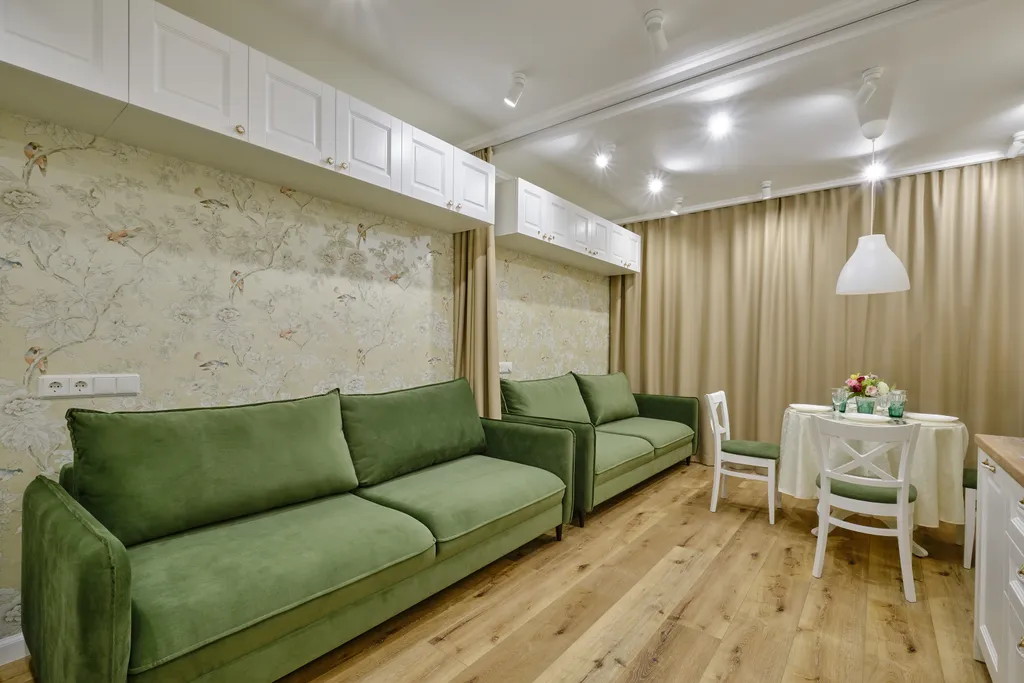 Квартира с дизайнерским ремонтом и видом на горы на побережье