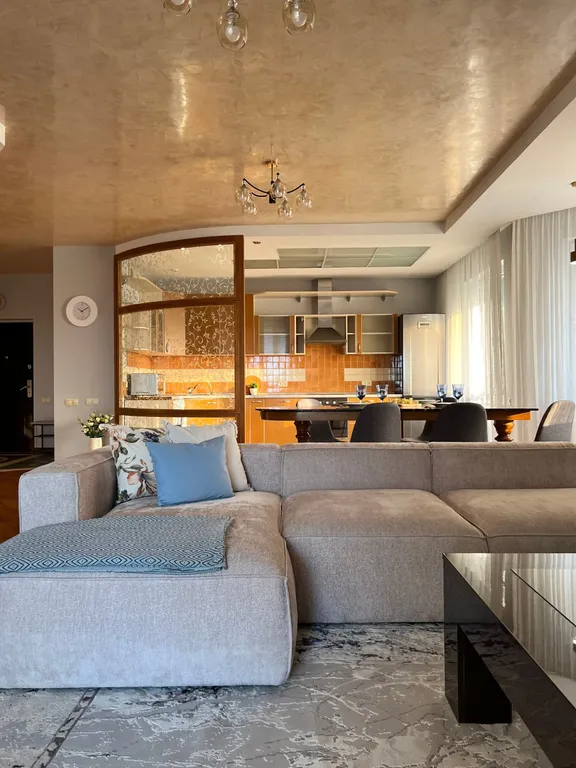 Уютная квартира с прекрасными видами в центре Алматы