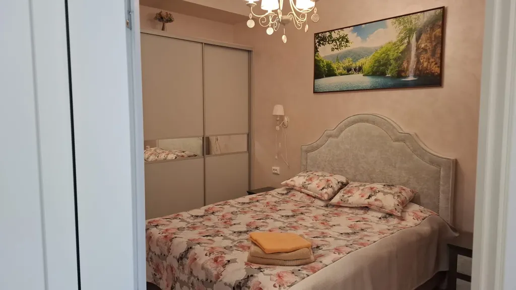 Уютный апартамент в центре с балконом и видом на горы лес