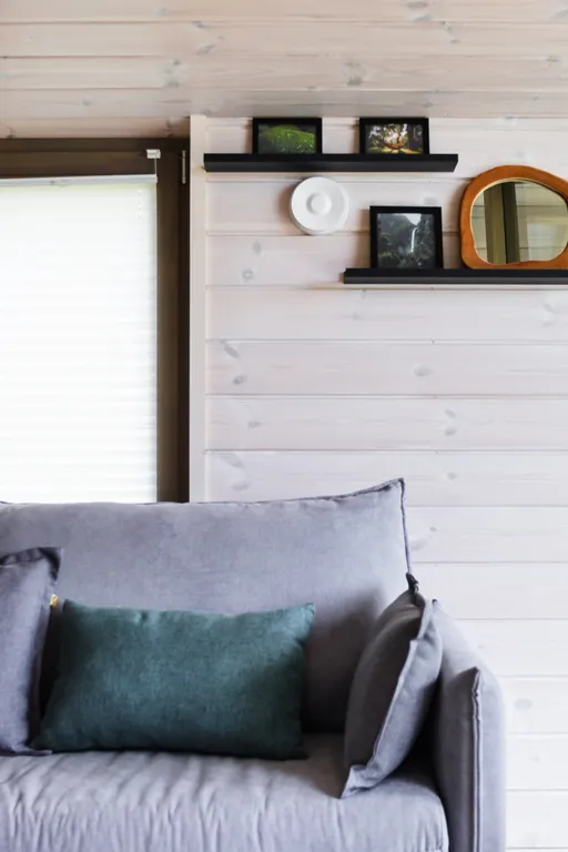 Черный дом на берегу водохранилища