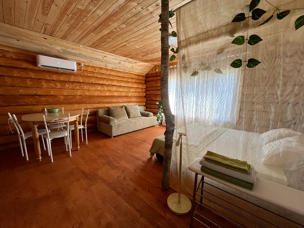 Деревянный дом для со всеми удобствами бассейн у крыльца, зелёный лес