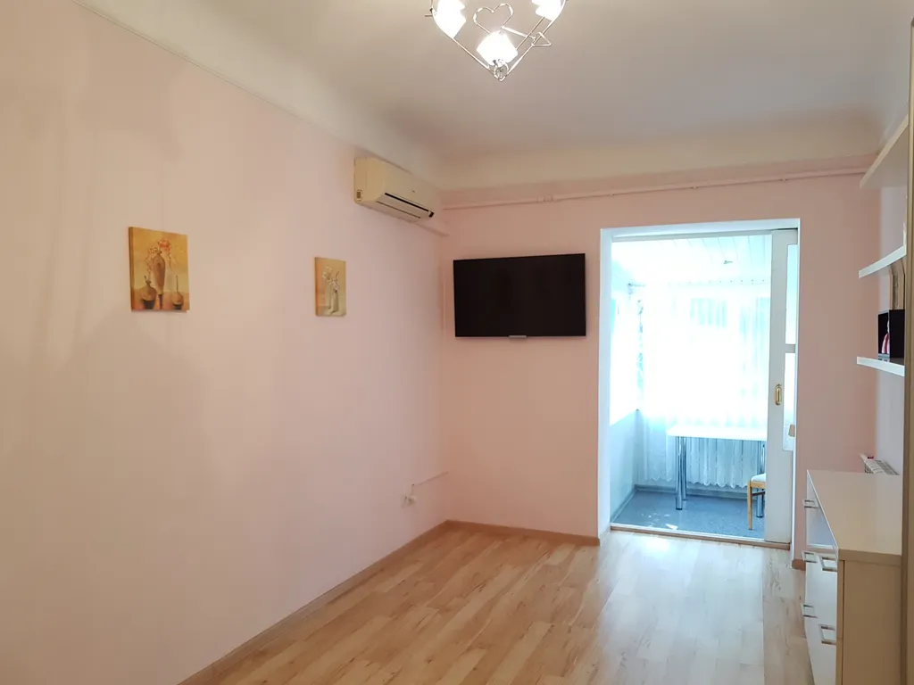 Уютная двухкомнатная квартира в центре со своим гаражем.