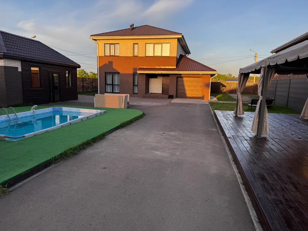 Коттедж с теплым бассейном и баней в 15 минутах от города