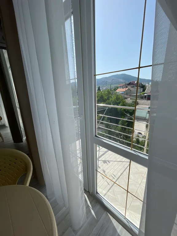 Четырёхместный номер люкс с балконом С видом на город и горы